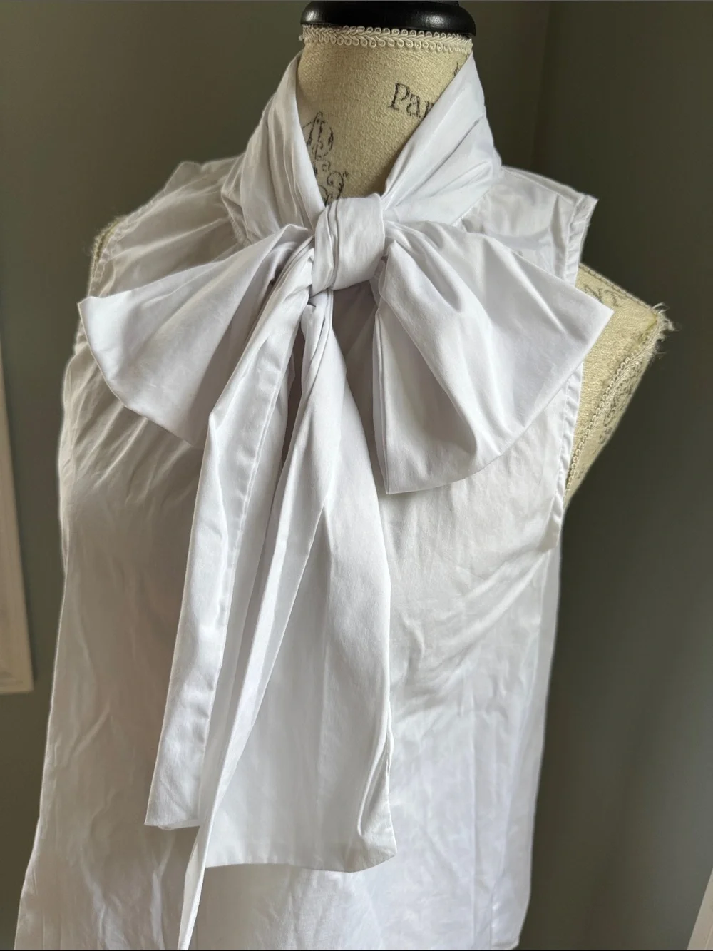 Anthropologie Sundays in Brooklyn white stretch cotton sleeveless bow neck top M